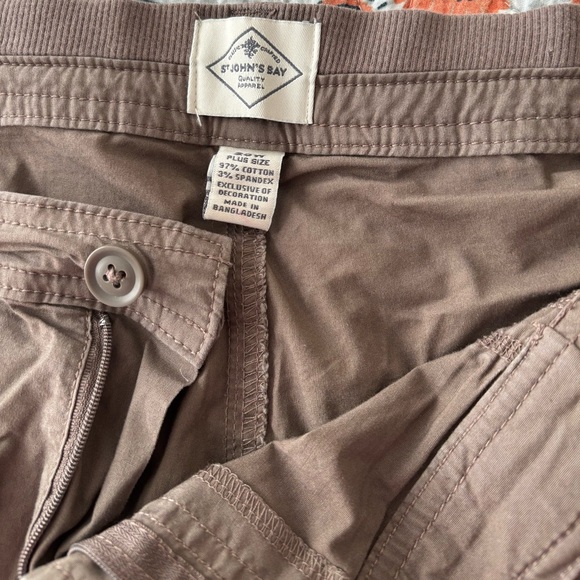 St. John’s Bay Brown Cargo Shorts - Picture 2 of 3